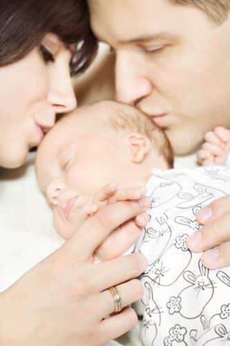Photo - parents et leur bébé avec une jaunisse