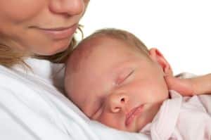 Photo - maman et bébé naissant qui dort