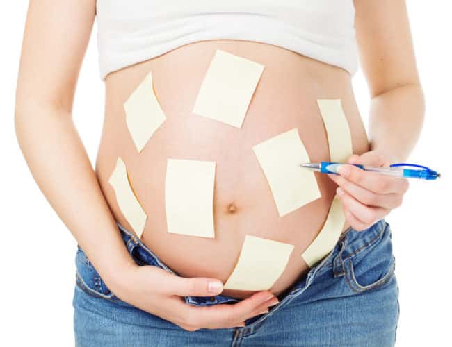 Photo - femme enceinte et papiers à remplir