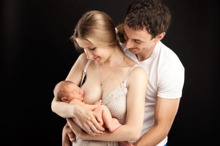 Photo - papa peut aider maman pendant l'allaitement de bébé