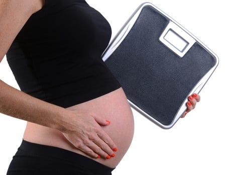 Photo - Femme enceinte et balance - prise de poids pendant la grossesse