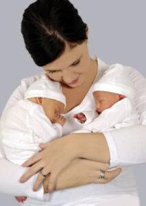 Photo - maman avec des jumeaux nouveaux-nés