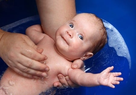 Photo - nouveau-né qui prend un bain