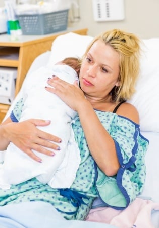 Photo - maman et bébé après l'accouchement