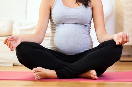 Photo - femme enceinte qui pratique le yoga