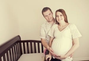 Photo - Couple papa et maman enceinte - Choisir le lit et le matelas de bébé