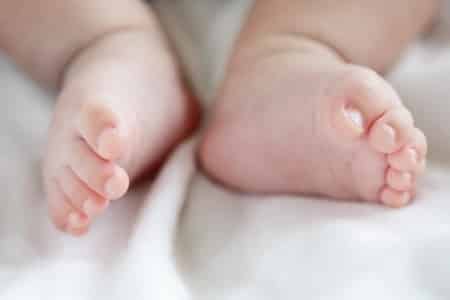 Bébé A Les Jambes Et Pieds Croches, Est-Ce Normal? - Marie Fortier