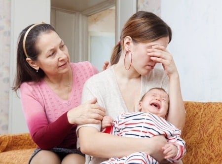 Photo - mère avec bébé BABI qui pleure dans les bras