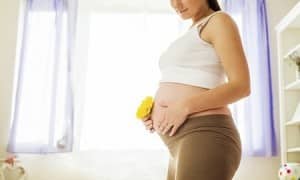Photo - femme enceinte et produits naturels