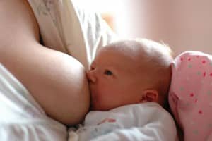 Photo - maman qui allaite son nouveau-né