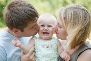 Photo - bébé qui pleure avec ses deux parents - babi