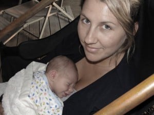 Photo - maman qui pratique le peau à peau avec bébé