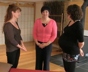 Photo - Marie Panier, ostéopathe avec Marie Fortier, la spécialiste des bébés et une femme enceinte pour parler d'ostéopathie pendant la grossesse