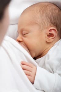 Photo - bébé allaité et engorgement des seins