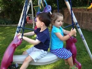 Photo - enfants qui jouent dehors milieu de garde familial