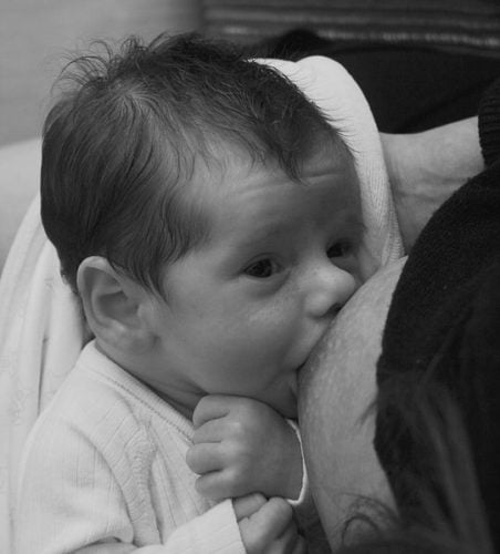 Photo - bébé allaité et engorgement des seins
