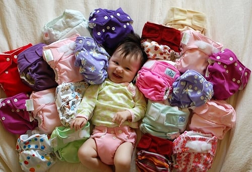 Photo - Bébé entouré de couches lavables