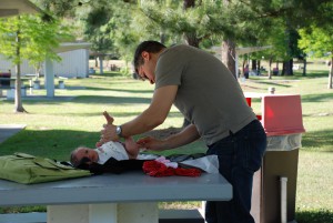 Photo - Changement de couche en plein air