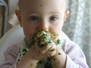 Photo - bébé qui mange avec ses mains