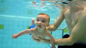 Photo - bébé qui nage sous l'eau