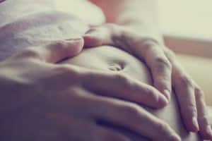 Photo - femme enceinte et pertes urinaires pendant la grossesse