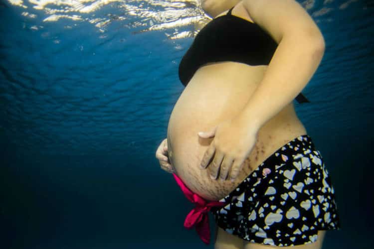 Photo - femme enceinte à la piscine