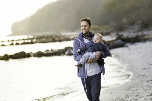 Photo - papa en voyage à la plage avec bébé