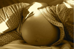 Photo - ventre de femme enceinte épisiotomie ou déchirure
