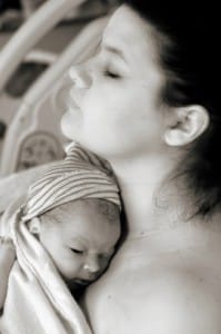 Photo - Peau à peau maman et bébé après la naissance
