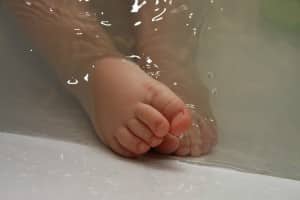 Phpto - Pieds de bébé dans un bain