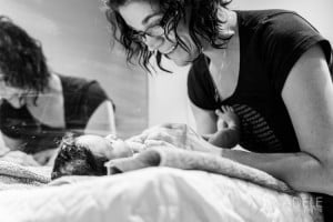 Photo - Stéphanie Houde de Naissance Renaissance Estrie prépare un nouveau-né pour son Thalasso Bain Bébé
