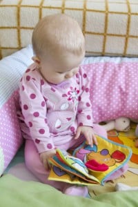 Photo - Bébé qui lit un livre - Le développement moteur des bébés de 7 à 9 mois et de 10 à 12 mois