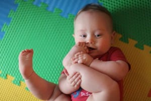 Photo - Développement moteur du nourrisson : Manger ses orteils