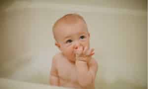 Photo - bébé qui prend son bain pour soulager l'eczéma