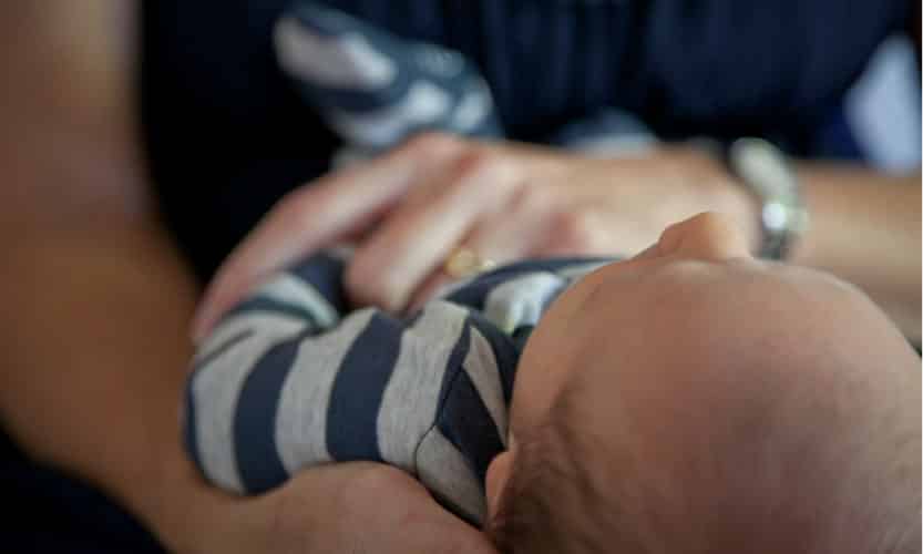 Photo - Bébé dans les bras de maman - La prise de poids chez le nouveau-né