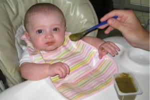 Photo - Bébé qui mange à la cuillère - Tout sur les purées pour bébé maison