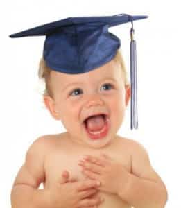 Photo - bébé avec chapeau de graduation - REEE : Planifiez l’avenir de votre enfant dès maintenant!