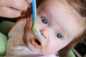 Photo - Bébé qui mange à la cuillère - Tout sur les purées pour bébé maison