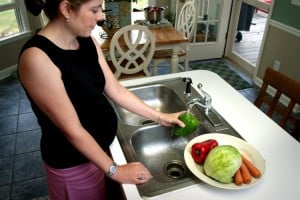 Photo - Femme enceinte qui lave des légumes - Diabète gestationnel ou diabète de grossesse