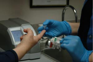 Photo - Test de glycémie chez la femme enceinte avec une infirmière - Diabète gestationnel ou diabète de grossesse