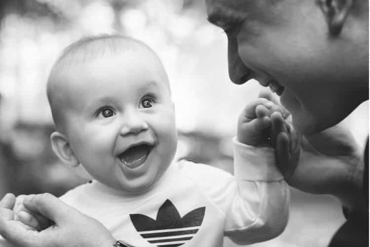 Photo : Bébé enjoué : Le développement du langage chez le nourrisson