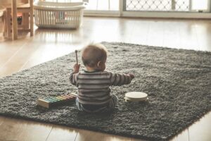 Photo : Bébé qui joue de la musique : Le développement du langage chez le nourrisson