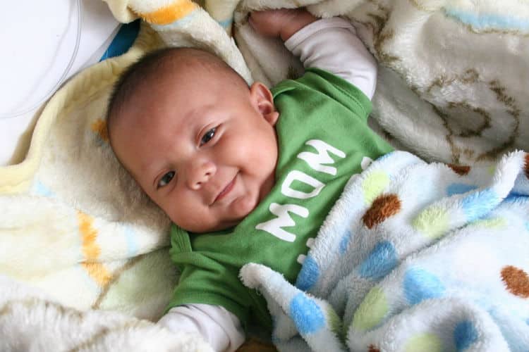 Photo : Bébé souriant : Le développement du langage chez le nourrisson