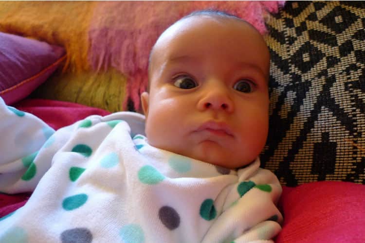 Photo : Bébé surpris : Le développement du langage chez le nourrisson