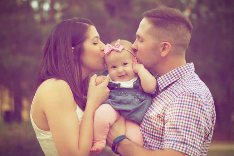 Photo - Parents qui embrassent leur petite fille - Billet Trouver un prénom pour bébé, choisir un prénom, idées de prénoms, signification des prénoms
