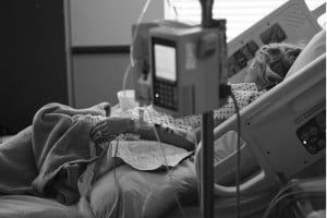 Photo - Femme dans un lit d'hôpital - billet Qui est Bernadette de Gasquet?