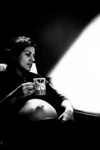 Photo - Femme enceinte qui boit de la tisane aux feuilles de framboisier - tisane de framboisier pour les femmes enceintes et l'allaitement