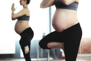 Photo - Femme enceinte pratiquant le yoga - billet Qui est Bernadette de Gasquet?