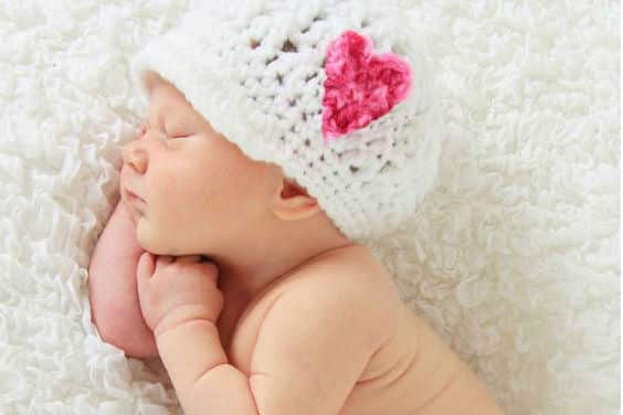 Photo - Bébé naissant : Chaleur et chapeau