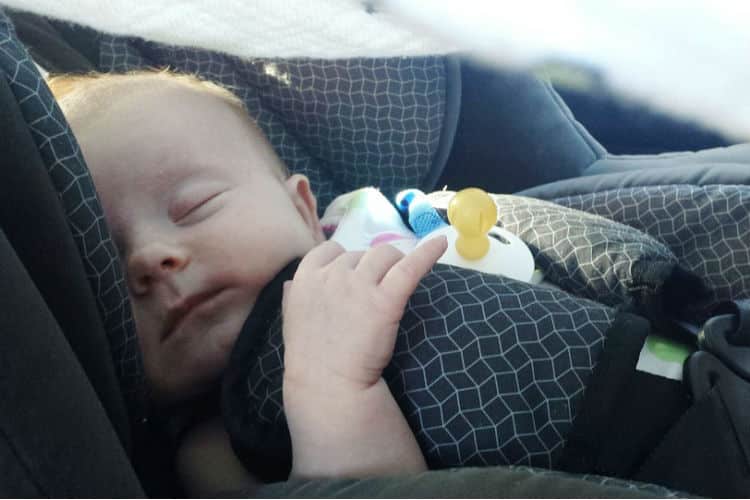 Photo - Bébé qui dort dans son siège de voiture - journal intime de Charlotte